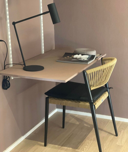 Astrid cafestol i sort coated aluminium og polyrattan