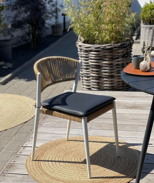 Astrid cafestol i hvid coated aluminium og polyrattan