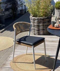 Astrid cafestol i hvid coated aluminium og polyrattan