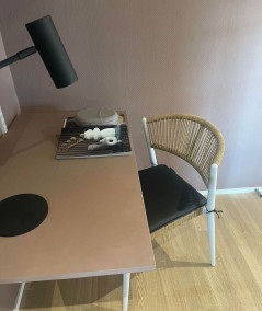 Astrid cafestol i hvid
