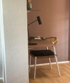 Astrid cafestol i hvid