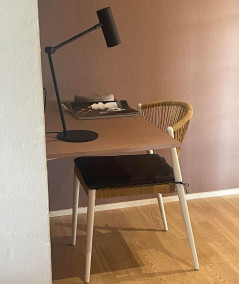 Astrid cafestol i hvid
