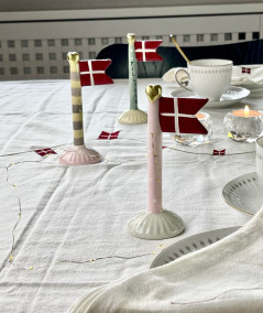 Keramik fødselsfagsflag i lyserød/hvide prikker og grå fod