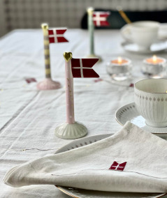 Keramik fødselsfagsflag i lyserød/hvide prikker og grå fod