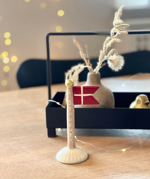 Keramik studenterflag i beige med lysegrå fod