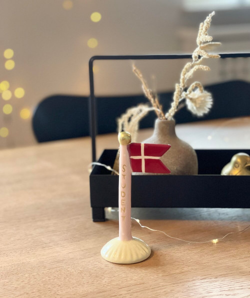 Keramik studenterflag i lyserød med gul fod