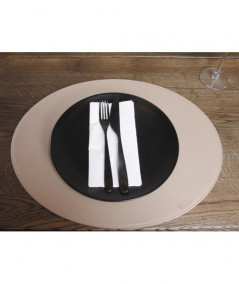 Oval dækkeserviet i beige med hård overflade