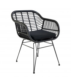 Trieste stol i sort polyrattan med hynde. Findes også i natur. Se den på bogk.dk